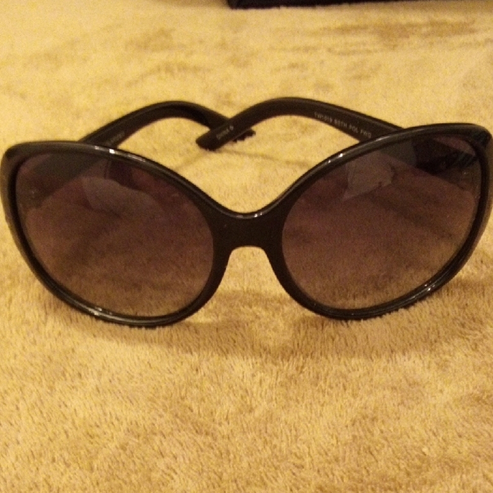 Foster Grant Glossy Black Sunglasses
